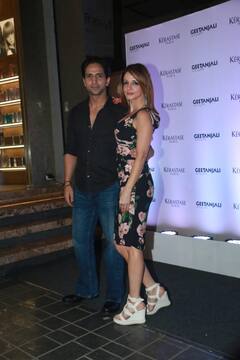 Sussanne Khan Photos : अर्सलान गोनी और सुज़ैन खान ने दोस्तों के लिए होस्ट किया इवेंट, कूल लुक में साथ पहुंचा कपल
