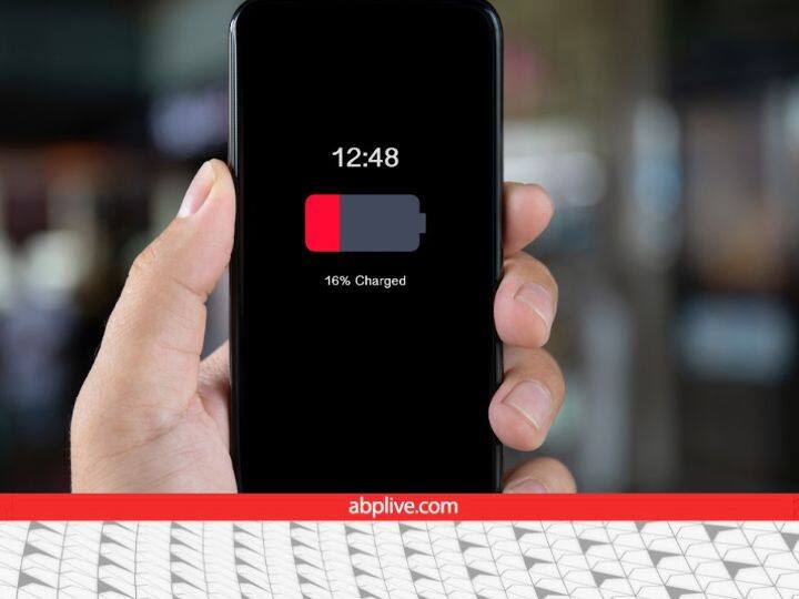 Why does mobile battery gets down quickly while traveling in the train or bus or car know the reason here ऐसा क्यों होता है कि ट्रेन में चलते समय मोबाइल की बैटरी जल्दी डाउन हो जाती है? क्या है इसकी वजह?