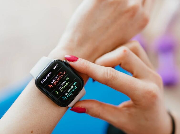 smartwatch not only for time and health but also take advantage of camera control features Smartwatch: ਫੋਨ ਦੇ ਕੈਮਰੇ ਨੂੰ ਕੰਟਰੋਲ ਕਰਨ ਲਈ ਸਮਾਰਟਵਾਚ ਦੀ ਕੀਤੀ ਜਾ ਸਕਦੀ ਹੈ ਵਰਤੋਂ, ਇਹ ਹੈ ਤਰੀਕਾ