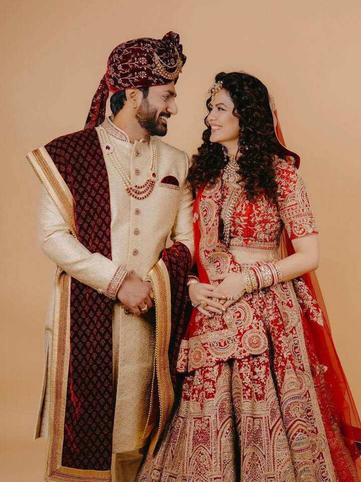 पलक मुच्छल-मिथुन: सिंगर पलक मुच्छल ने 6 नवंबर को सिंगर और म्यूजिक डायरेक्टर मिथुन से शादी की है. इनकी तस्वीरें भी सोशल मीडिया पर काफी वायरल हुई थीं.