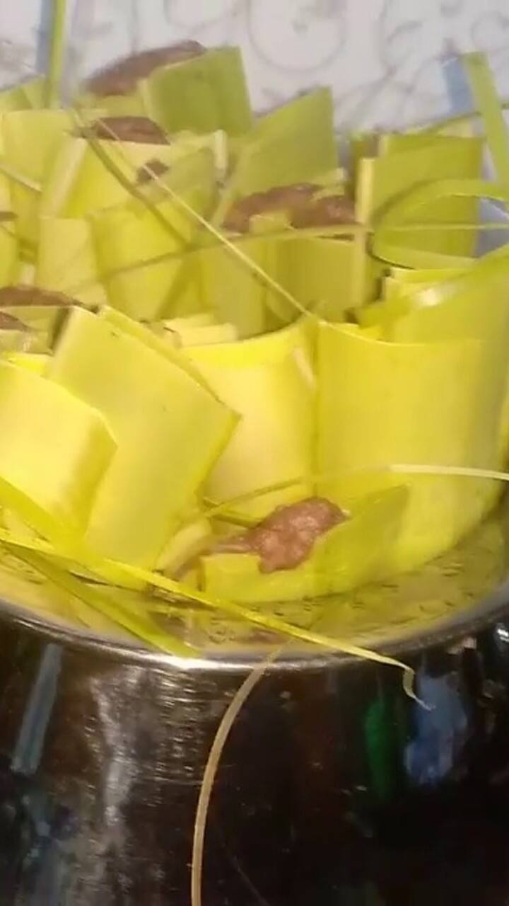 அதை இட்லி சட்டி அல்லது குக்கரில் அடுக்கி வேக வைத்தால் பனை ஓலைக் கொழுக்கட்டை ரெடி