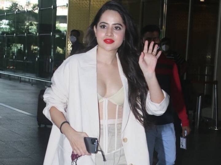 ट्रांसपेरेंट ड्रेस में Uorfi Javed का बार-बार बिगड़ा बैलेंस, सोशल मीडिया पर हुईं ट्रोल, लोग बोले- 'घोर कलयुग' Bigg Boss OTT Fame Uorfi Javed brutally trolled after Bumbing into people ट्रांसपेरेंट ड्रेस में Uorfi Javed का बार-बार बिगड़ा बैलेंस, सोशल मीडिया पर हुईं ट्रोल, लोग बोले- 'घोर कलयुग'