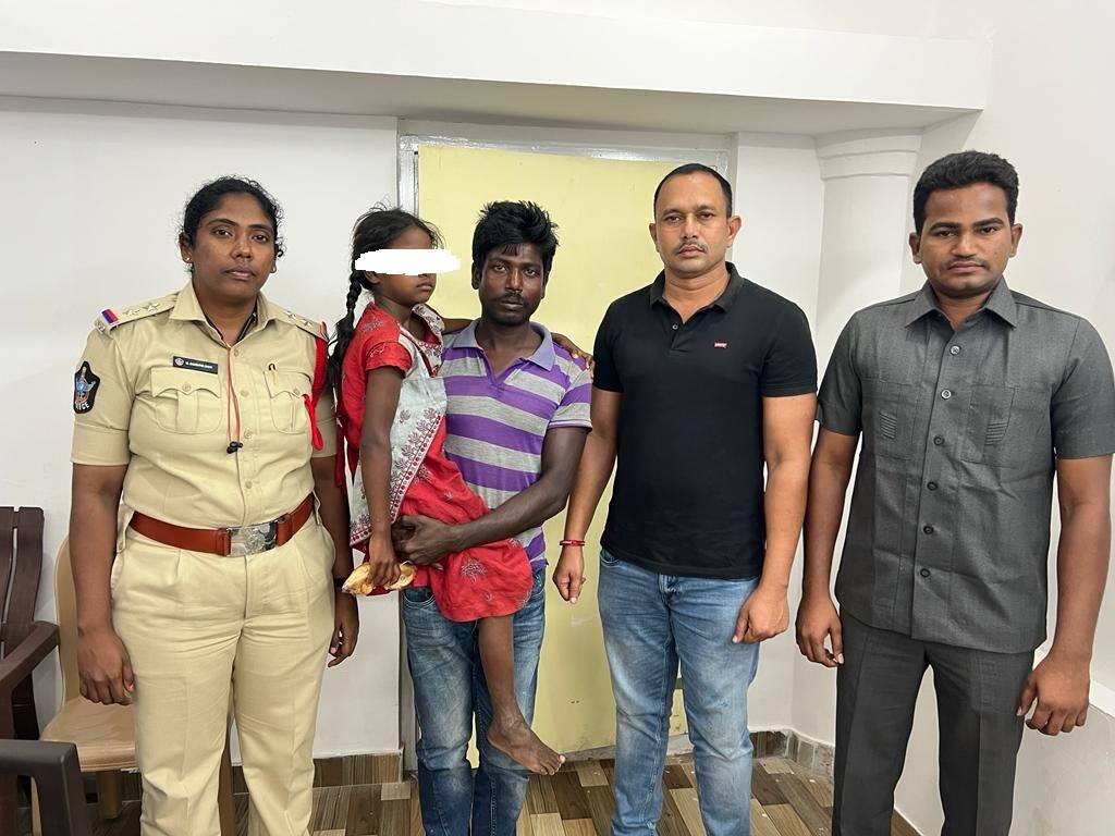 Nellore Girl Kidnap: నెల్లూరులో బాలిక కిడ్నాప్ కేసును ఛేదించిన పోలీసులు, గంటల వ్యవధిలో కిడ్నాపర్ అరెస్ట్ Nellore Girl Kidnap Case: police have cracked down on a Girl kidnapping case within hours DNN Nellore Girl Kidnap: నెల్లూరులో బాలిక కిడ్నాప్ కేసును ఛేదించిన పోలీసులు, గంటల వ్యవధిలో కిడ్నాపర్ అరెస్ట్