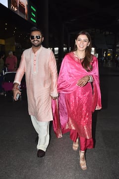 Pics: हाथों में चूड़ा- फ्लॉन्ट किया मंगलसूत्र-सिंदूर, शादी के बाद पति का हाथ थामे पहली बार एयरपोर्ट पर दिखीं हंसिका मोटवानी