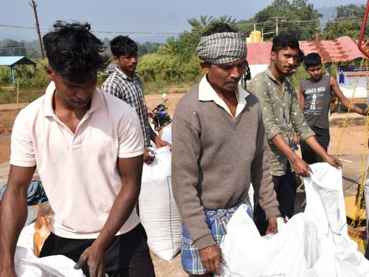 Chhattisgarh farmers of Abujhmad sell their paddy in government paddy procurement centers ANN Chhattisgarh: आजादी के 75 साल बाद इस क्षेत्र के किसानों ने पहली बार सरकार को बेचा धान, खुशी से खिल उठे चेहरे