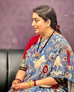 Smriti Irani चंद महीनों में हुईं गजब की फिट, तस्वीरों में देखें 'तुलसी' का नया अवतार