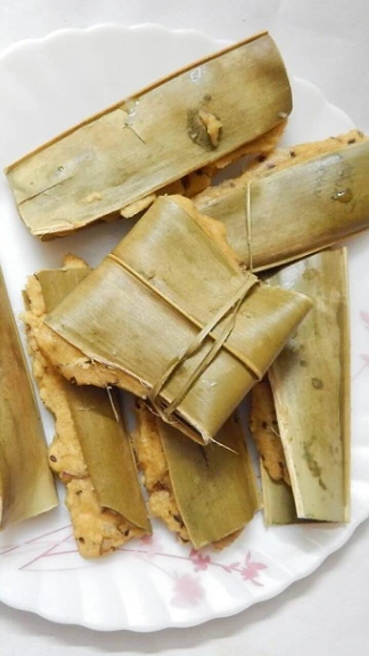 சூடான கடாயில் மாவு சேர்த்து வறுக்கவும்.