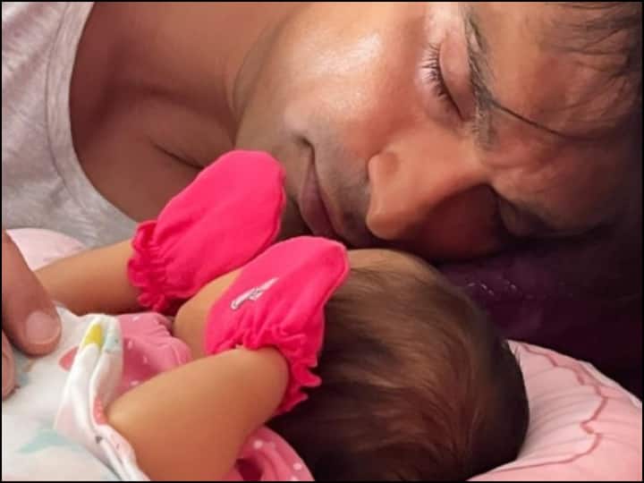 bupasha basu shared adorable picture of daughter devi sleeping with daddy karan singh grover बिपाशा बसु ने कैप्चर किया बेटी देवी का क्यूट मोमेंट, डैडी करण सिंह ग्रोवर के साथ सोती दिखीं प्रिसेंज