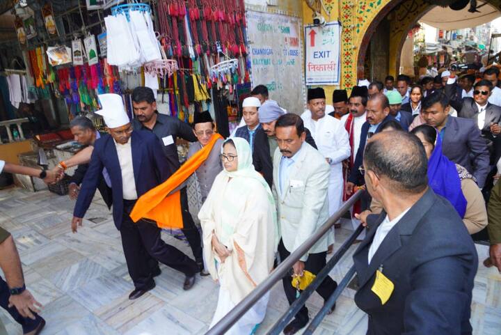 সেখানে খাজা মৈনুন্দিন চিস্তির দরগায় চাদর ও ফুল চড়ালেন। সেখান থেকে গেলেন পুষ্করে।