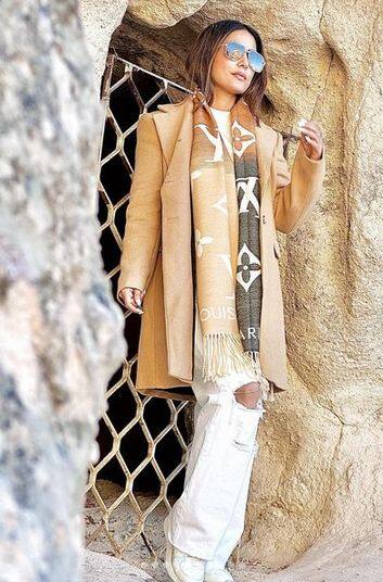 ਹਿਨਾ ਖਾਨ ਨੇ ਓਵਰਕੋਟ ਪਾ ਕੇ ਦਿੱਤੇ ਕਿਲਰ ਪੋਜ਼