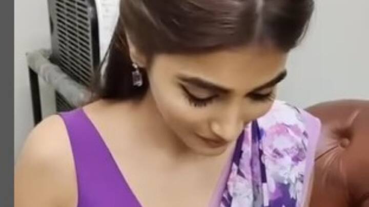 অভিনেত্রী কিছুতেই তাঁর কেকে ভাগ বসাতে দেবেন না রণবীরকে। খালি প্লেট আর চামচ হাতে সেই দিকেই তাকিয়ে ছিলেন দীপিকা পাড়ুকোণের স্বামী।