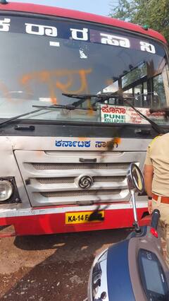 In Pics : शिवसेना ठाकरे गटाच्या कार्यकर्त्यांकडून पुण्यात कर्नाटकच्या बसेसना काळे फासले