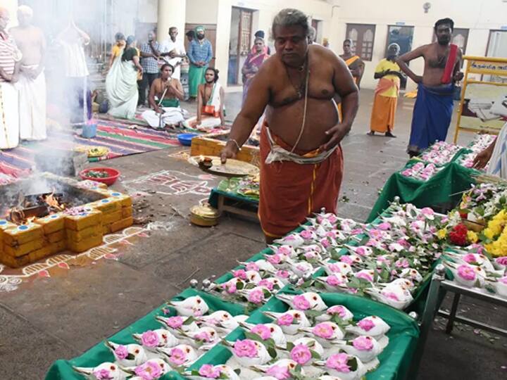 Dindigul: Kalasa Pooja and 108 Sangabhishekam were held yesterday on the Monday of Karthikai month TNN திண்டுக்கல் அபிராமி கோயிலில் கார்த்திகை மாத சோம வார கலச பூஜை - பக்தர்கள் பங்கேற்பு