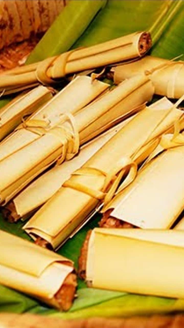 வறுத்த மாவு, தேங்காய் துருவல், ஏல பொடி, சுக்குப் பொடி,, கருப்பட்டி பாகு ஆகியவற்றை தண்ணீர் சேர்த்து பிசைந்து கொள்ளவும்