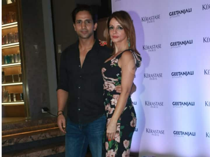 Sussanne Khan-Arslan Goni Pics : सुजैन खान हाल ही में अपने बॉयफ्रेंड अर्सलान गोनी के साथ बांद्रा में स्पॉट हुई हैं. जहां वो दोनों एक इवेंट होस्ट करने पहुंचे थे. नीचे देखिए कपल की क्यूट तस्वीरें...