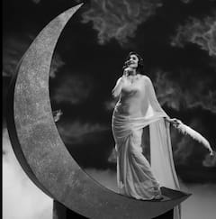 Anushka Sharma Pics: रेट्रो लुक के साथ अनुष्का शर्मा ने किया कमबैक, इस फिल्म में आएंगी नजर