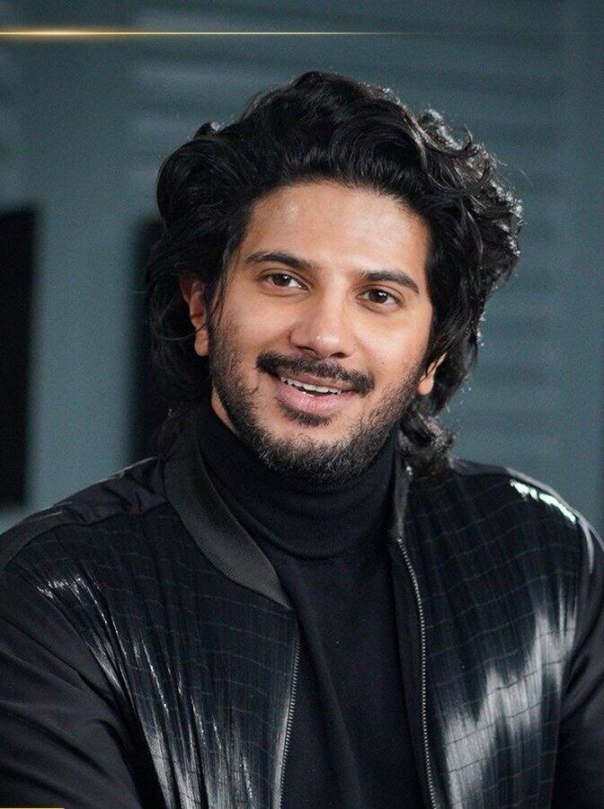 இந்த புகைப்ப்டங்களில் கருப்பு நிற கோட்டில் வசீகர தோற்றத்துடன் உள்ளார்