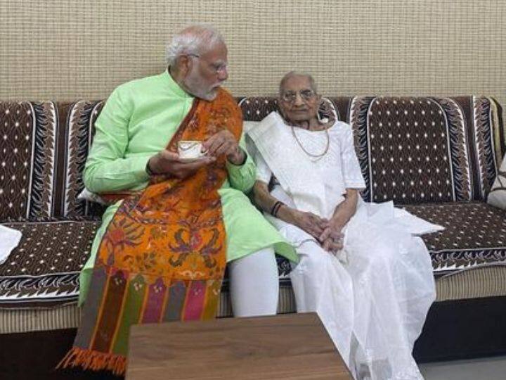 Ravi Kishan Shared PM Narendra Modi mother pics on social media Ravi Kishan Pics: पीएम नरेंद्र मोदी ने मां से की मुलाकात, रवि किशन ने फोटो शेयर कर कही ये बात