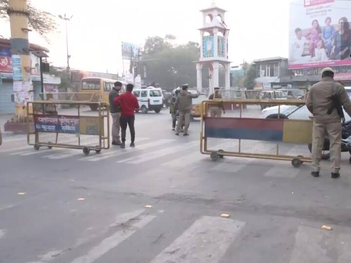 Ayodhya Babri Masjid Mathura Police in Action and vehicle checking near Shri Krishna Janmabhoomi Shahi Idgah Masjid Ayodhya Babri Masjid: बाबरी विध्वंस की बरसी पर मथुरा में सख्त सुरक्षा व्यवस्था, कई लोग नजरबंद, पुलिस और PSC का मार्च