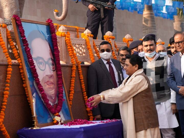 आज (6 दिसंबर) संविधान निर्माता और भारत रत्न बाबा साहेब भीमराव आंबेडकर (Bhim Rao Ambedkar) का महापरिनिर्वाण दिवस है. इस मौके पर तमाम नेताओं ने उन्हें श्रद्धांजलि दी है.