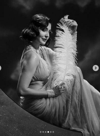 ਅਨੁਸ਼ਕਾ ਸ਼ਰਮਾ ਨੇ ਹਾਲ ਹੀ 'ਚ ਆਪਣੇ ਪ੍ਰੋਡਕਸ਼ਨ ਹਾਊਸ 'ਕਲੀਨ ਸਲੇਟ ਫਿਲਮਸ' ਤੋਂ ਖੁਦ ਨੂੰ ਵੱਖ ਕਰ ਲਿਆ ਹੈ ਅਤੇ ਇਸ ਦੀ ਜ਼ਿੰਮੇਵਾਰੀ ਆਪਣੇ ਭਰਾ ਕਰਨੇਸ਼ ਸ਼ਰਮਾ ਨੂੰ ਸੌਂਪ ਦਿੱਤੀ ਹੈ। ਇਸ ਪ੍ਰੋਡਕਸ਼ਨ ਹਾਊਸ ਦੇ ਤਹਿਤ ਹਾਲ ਹੀ 'ਚ ਨੈੱਟਫਲਿਕਸ 'ਤੇ ਫਿਲਮ 'ਕਲਾ' ਰਿਲੀਜ਼ ਹੋਈ ਸੀ, ਜਿਸ 'ਚ ਅਨੁਸ਼ਕਾ ਨੇ ਕੈਮਿਓ ਕੀਤਾ ਸੀ। ਇਸ 'ਚ ਉਹ ਰੈਟਰੋ ਲੁੱਕ 'ਚ ਨਜ਼ਰ ਆਈ। ਸੋਸ਼ਲ ਮੀਡੀਆ 'ਤੇ ਉਸ ਦੇ ਲੁੱਕ ਦੀ ਕਾਫੀ ਤਾਰੀਫ ਹੋ ਰਹੀ ਹੈ।