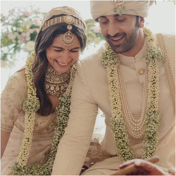 आलिया-रणबीर: इस लिस्ट का पहला नाम फैंस के मोस्ट फेवरेट कपल और बी-टाउन के न्यू पेरेंट्स आलिया भट्ट और रणबीर कपूर है. दोनों की शादी इसी साल 14 अप्रैल को हुई थी. जो साल की सबसे बड़ी शादियों में से एक थी. वहीं इनकी खुशी तब दोगुनी हो गई जब इसी साल दोनों की प्रिंसेस ने भी जन्म लिया. बता दें कि आलिया ने नवंबर में एक बेटी को जन्म दिया हैं.