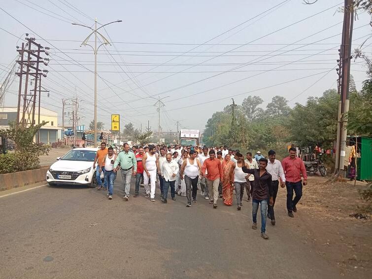 maharashtra news nashik news Street protest for police station of Nashik ambad citizens Nashik News : नाशिककरांचे पोलीस ठाण्यासाठी रस्त्यावर अर्धनग्न आंदोलन, आंदोलक पालकमंत्र्यांच्या भेटीला 