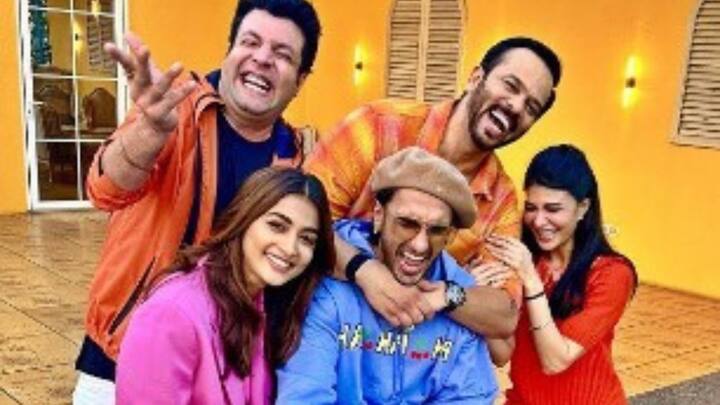 সঙ্গে সঙ্গে হাসির রোল সোশ্যাল মিডিয়ায়। কমেন্ট সেকশনে বন্যা।