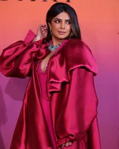 Pics: ડાર્ક પિન્ક ડ્રેસમાં Priyanka Chopraએ શેર કરી આવી તસવીરો, નિક જોનસે પણ કરી દીધી કૉમેન્ટ