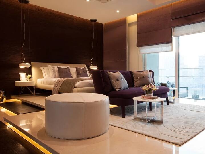 घर के लिविंग रूम की बात करें तो यहां सटल बीज कलर का फर्नीचर घर को कोजी लुक देता है. वहीं एथनिक कुशन कवर शानदार लाइटिंग लिविंग रूम में जान डाल देते हैं.