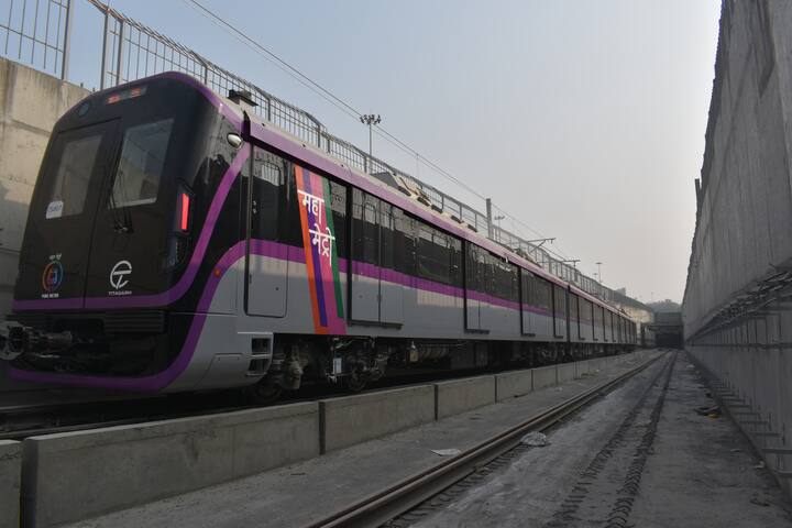 पुणे मेट्रोसाठी एकूण 11,420 कोटी रुपये खर्च येणार आहे.