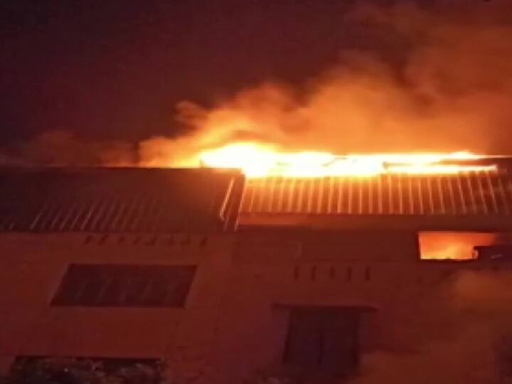 Delhi Fire: दिल्ली के झिलमिल इंडस्ट्रियल एरिया में फैक्ट्री में लगी आग, मौके पर 11 फायर टेंडर Delhi Fire broke out in a factory in Jhilmil Industrial area Delhi Fire: दिल्ली के झिलमिल इंडस्ट्रियल एरिया में फैक्ट्री में लगी आग, मौके पर 11 फायर टेंडर