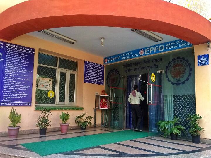 EPFO Interest When will you get Epf Interest know details about it EPFO Interest: PF अकाउंट होल्डर्स के खाते में कब आएगा ब्याज? EPFO ने ट्वीट करके दी जानकारी