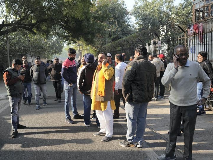 MCD चुनाव: जीत के बाद भी AAP का मेयर बनाने के लिए केजरीवाल को लड़नी होगी पर्दे के पीछे की जंग, नगर निगम में लागू नहीं होता दलबदल कानून Anti Defection law is not in force in Local Bodies that big threat for Aam Aadmi Party in MCD Election abpp MCD चुनाव: जीत के बाद भी AAP का मेयर बनाने के लिए केजरीवाल को लड़नी होगी पर्दे के पीछे की जंग, नगर निगम में लागू नहीं होता दलबदल कानून