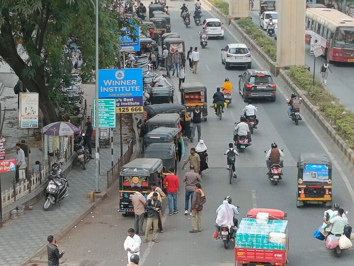 सामान्य नागरिकाने आपली दुचाकी किंवा कार एक मिनीट जरी नो पार्किंगमध्ये उभी केली तर लगेच वाहतूक विभागाद्वारे त्यावर कारवाई करण्यात येते. मात्र ऑटोचालकांवर कारवाई करण्याची हिंमत या पथकाकडून दाखवण्यात येत नाही.