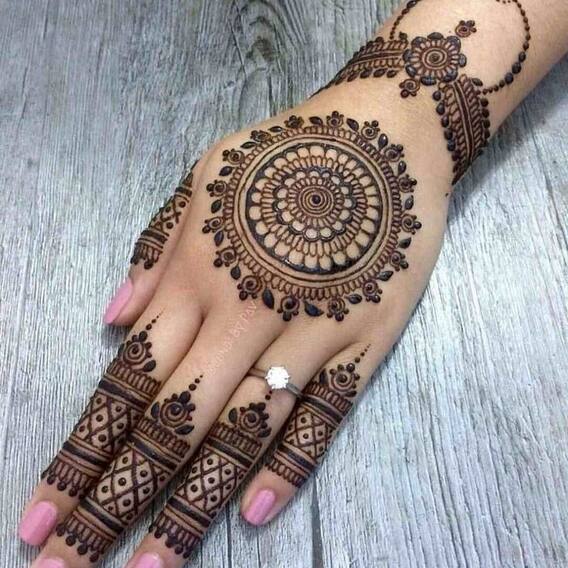 Gol Tikki Mehndi Designs: बेहद प्यारी और बहुत खूबसूरत लगती हैं गोल टिक्की मेहंदी, देखें इसके ट्रेंडी और स्टाइलिश डिजाइन Gol Tikki Mehndi Designs: बेहद प्यारी और बहुत खूबसूरत लगती हैं गोल टिक्की मेहंदी, देखें इसके ट्रेंडी और स्टाइलिश डिजाइन