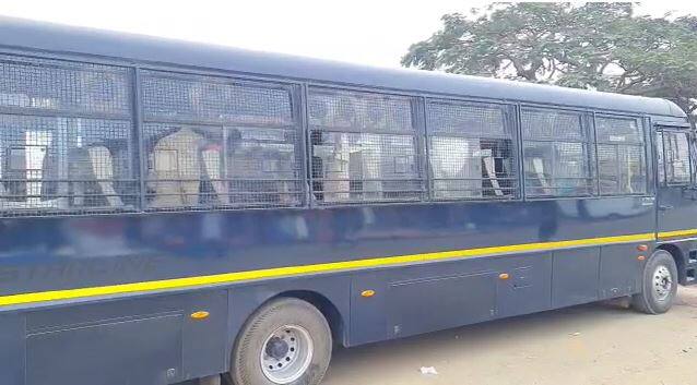 Maharashtra Karnataka Border Karnataka police provide security to devotees from Maharashtra who went to Saundatti for the Renuka Devi Yatra Maharashtra Karnataka Border : रेणुका देवीच्या यात्रेसाठी सौंदत्तीला गेलेल्या महाराष्ट्रातील भाविकांना कर्नाटक पोलिसांचे सुरक्षा कवच