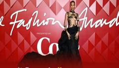 British Fashion Awards 2022 : ਮਾਡਲਾਂ ਦੇ ਕੱਪੜਿਆਂ ਦਾ ਸੋਸ਼ਲ ਮੀਡੀਆ 'ਤੇ ਉਡਿਆ ਮਜ਼ਾਕ , ਯੂਜ਼ਰਸ ਬੋਲੇ , ਕੀ ਬਿਨਾਂ ਕੱਪੜਿਆਂ ਤੋਂ ਐਵਾਰਡ ਲੈਣ ਪਹੁੰਚ ਗਈ ?