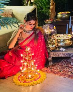 தீபத்துடன் ஜொலிக்கும் ஷிவானி...லேட்டஸ்ட் இன்ஸ்டாகிராம் புகைப்படங்கள்!