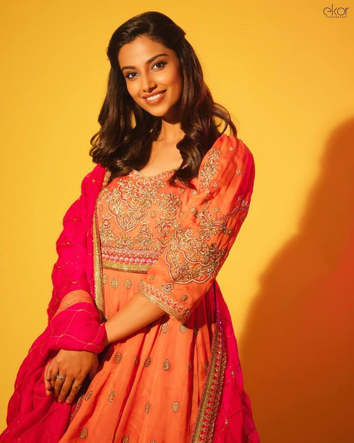 మీనాక్షి చౌదరి అందమైన ఫోటోలు -Image Credit: Meenakshi chaudhary/Instagram