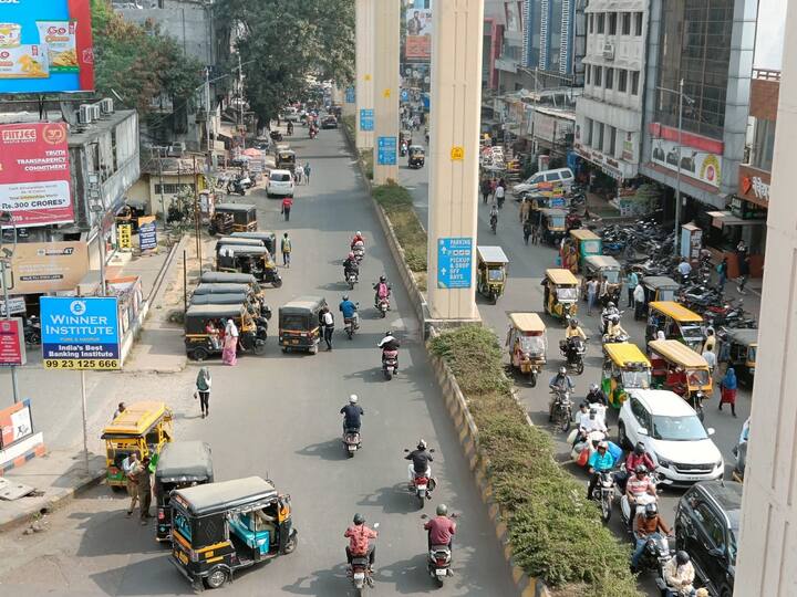 Nagpur Traffic : वाहतूक पोलिसांकडून दुचाकी आणि कार चालकांवरच कारवाईला प्राधान्य देण्यात येत असून शहरातील जवळपास प्रत्येक चौकातील बेशिस्त ऑटोचालकांवर अर्थपूर्ण दुर्लक्ष करण्यात येत असल्याची चर्चा आहे.