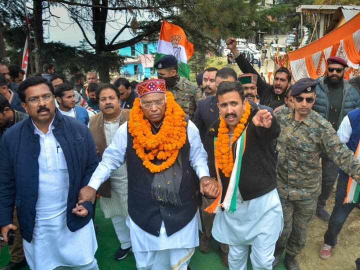 पिछले दो चुनावों में लचर प्रदर्शन करने वाली कांग्रेस के लिए बीजेपी से हिमाचल प्रदेश छीनना अपने अस्तित्व का सवाल है. कांग्रेस के लिए यह और भी अहम है क्योंकि 24 साल बाद गांधी परिवार के बाहर के किसी व्यक्ति (मल्लिकार्जुन खरगे) ने पार्टी की कमान संभाली है और पूर्व कांग्रेस अध्यक्ष राहुल गांधी प्रचार से पूरी तरह दूर रहे.