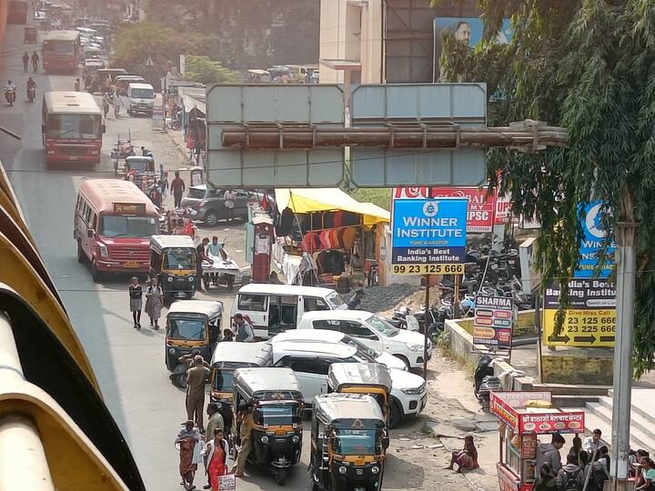 झाशी राणी चौकातच वर्दळीच्या ठिकाणी पूर्ण रोड बेशिस्त ऑटोचालकांमुळे ब्लॉक करण्यात येतो.