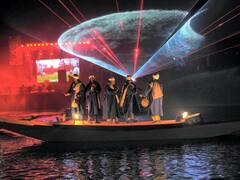 House Boat In Srinagar: जम्मू-कश्मीर में हाउसबोट उत्सव, आप भी देखें डल झील का ये लुभावना नज़ारा