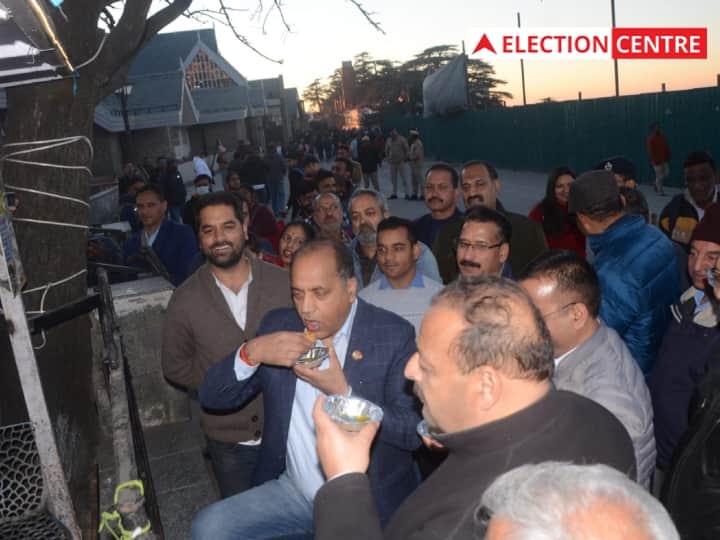 Himachal Pradesh Election 2022 CM Jai Ram Thakur reached Ridge Maidan Before Results ANN Himachal Pradesh Election 2022: नतीजों से चंद घंटे पहले रिज मैदान पहुंचे CM जयराम ठाकुर, आशियाना में लिया गोलगप्पे का मजा