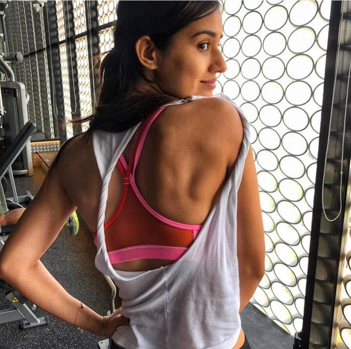 When it is a back day, and you want to flex your muscles, this is exactly what you should wear. Just like Disha Patani!