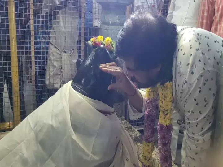 காஞ்சிபுரம் வழக்கறுத்தீஸ்வரர் கோயிலுக்கு வருகை புரிந்த டி. ராஜேந்தர் தனது மகன் ஜாதகத்தை வைத்து சிறப்பு அர்ச்சனை மேற்கொண்டார்.