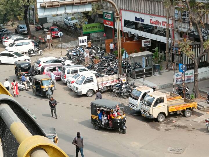 शहरातील इतर चौकांप्रमाणे जनता चौकाच्या चारही दिशेने ऑटो स्टॅन्ड नसताना ऑटो रस्त्यातच उभी करण्यात येतात.