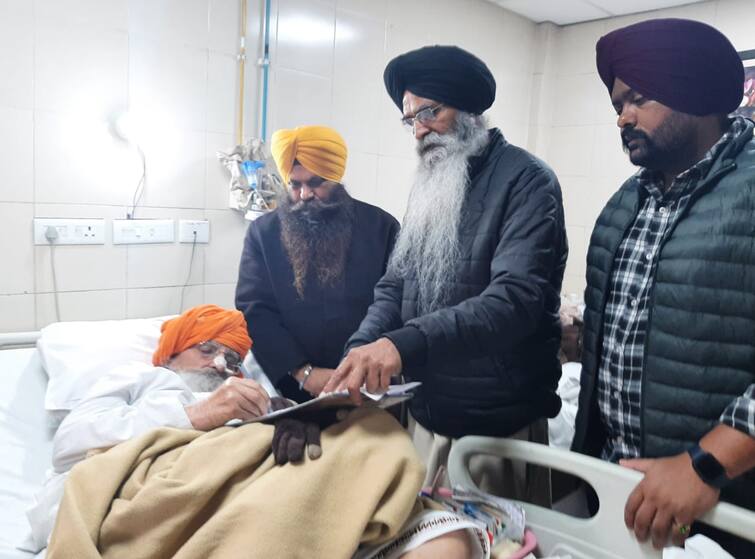 Bapu Surat Singh fills form amid signature campaign for release of Sikh prisoners ਬੰਦੀ ਸਿੰਘਾਂ ਦੀ ਰਿਹਾਈ ਲਈ ਦਸਤਖ਼ਤੀ ਮੁਹਿੰਮ ਤਹਿਤ ਬਾਪੂ ਸੂਰਤ ਸਿੰਘ ਨੇ ਭਰਿਆ ਪ੍ਰੋਫਾਰਮਾ