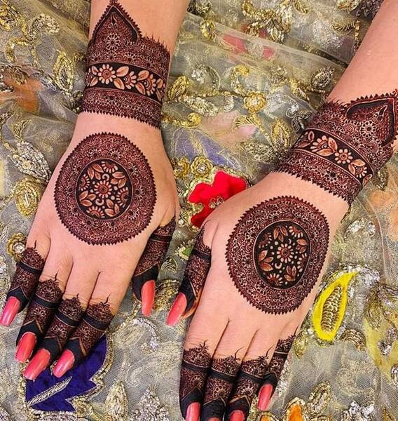 Gol Tikki Mehndi Designs: बेहद प्यारी और बहुत खूबसूरत लगती हैं गोल टिक्की मेहंदी, देखें इसके ट्रेंडी और स्टाइलिश डिजाइन Gol Tikki Mehndi Designs: बेहद प्यारी और बहुत खूबसूरत लगती हैं गोल टिक्की मेहंदी, देखें इसके ट्रेंडी और स्टाइलिश डिजाइन